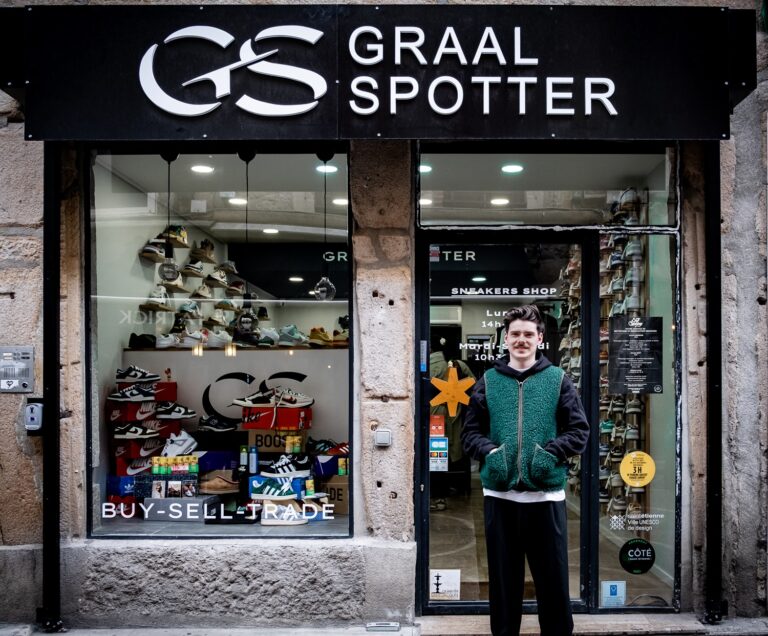 Enzo Soulier, devant la devanture de sa boutique Graal Spotter.